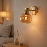 Place mural en verre Libby, lampe murale classique en métal de couleur en laiton et verre teinté en ambre, avec douille E14, pour salle à manger, salon, couloir ou bureau, 16 cm en situation