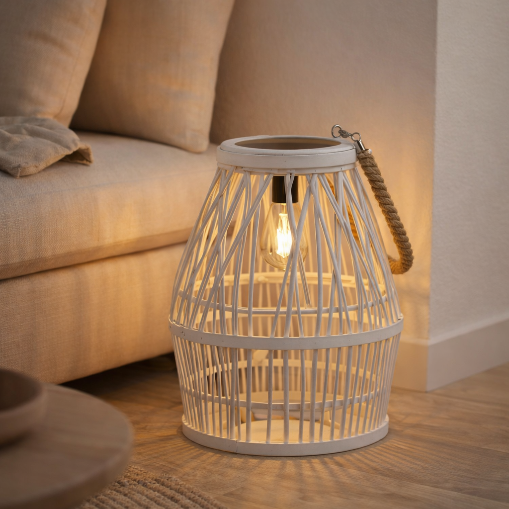 DÉCOLOR SOLAIRE LED KORBINIAN pour le jardin et la terrasse en bois et en rotin de nature, lampe solaire 34 cm de haut en situation