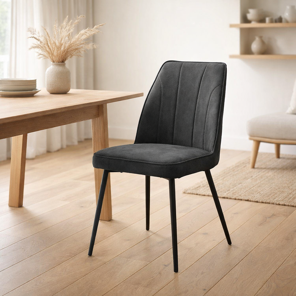 Chaise Paula tissu noir Galet Doux en situation