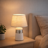 Lampe de table en céramique Vittoria 31 cm de haut, Ø 20 cm, en céramique, métal et tissu en polyester, blanc et argent en situation