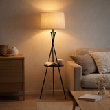 Lampe debout avec table Tora intégrée en métal collé et matériau textile coloré naturel, 158 cm de haut Ø 51 cm, E27 en situation