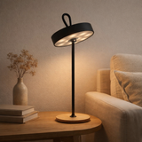 Lampe de table de batterie LED magnétique pour l'extérieur et à l'intérieur, en métal et en plastique en noir, 36 cm de haut en situation