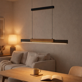 La lampe à pensionnaire LED Wiebke se compose de métal et de bois (MDF) en noir et marron. C'est environ. 120,5 cm de long, environ. 6 cm de large et jusqu'à environ. 150 cm de haut. Hauteur réglable, avec lampe intégrée, dimmable, avec effet de mé en situation