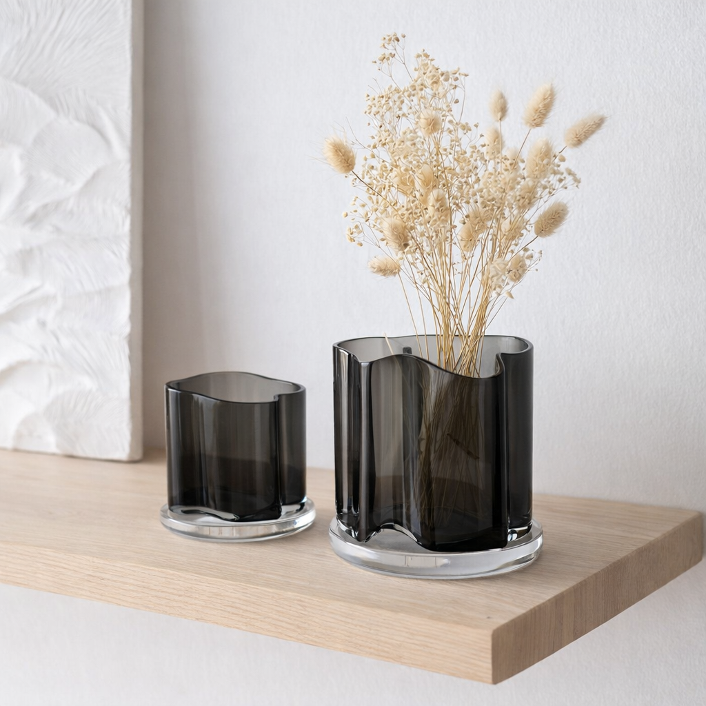 Nouveau vase au design moderne inspiré de CORAL et Aalto, COR13 gris en situation
