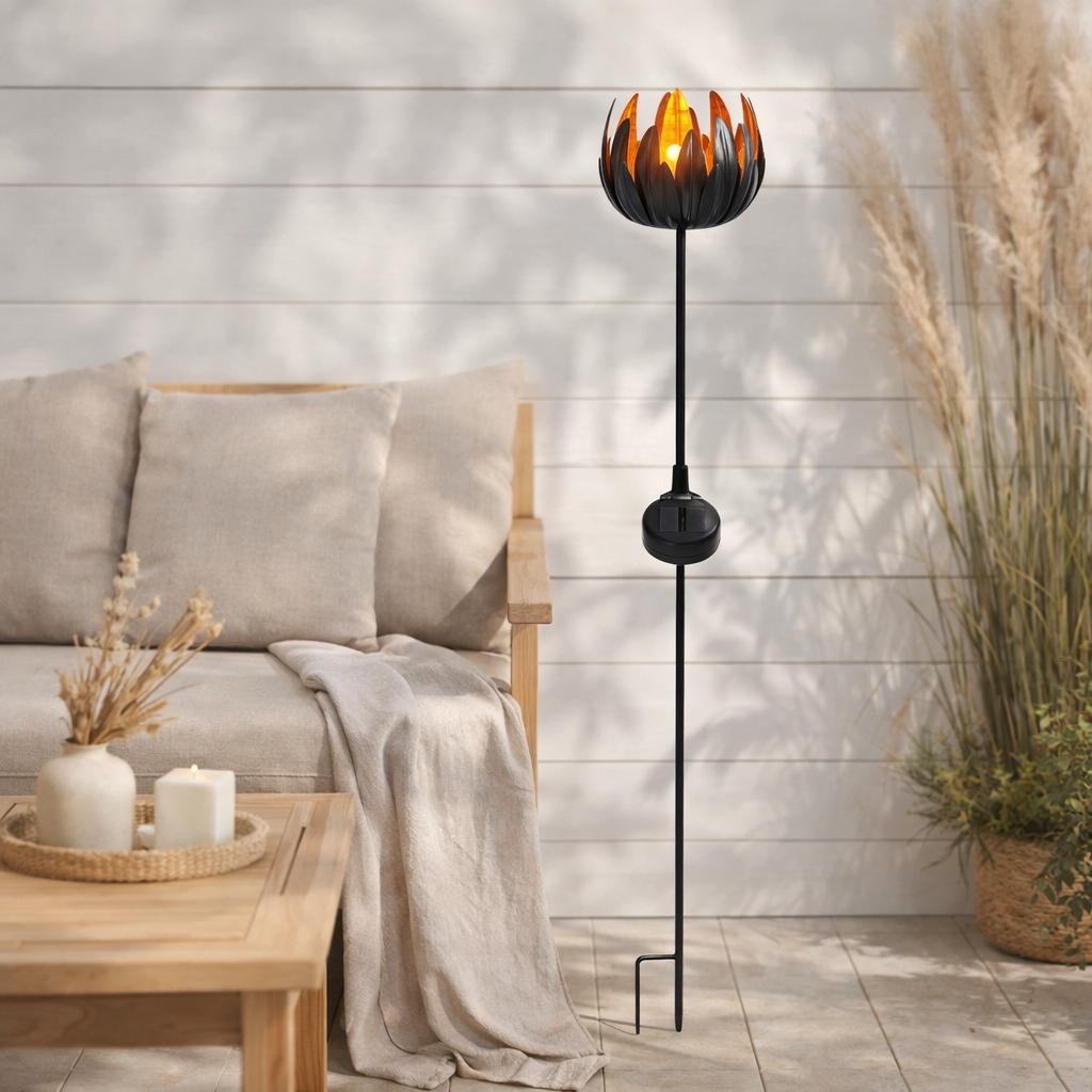 Brochette solaire LED Fleur, pour la brochette à l'extérieur, en métal et en plastique en cuivre, avec LED intégrée en situation