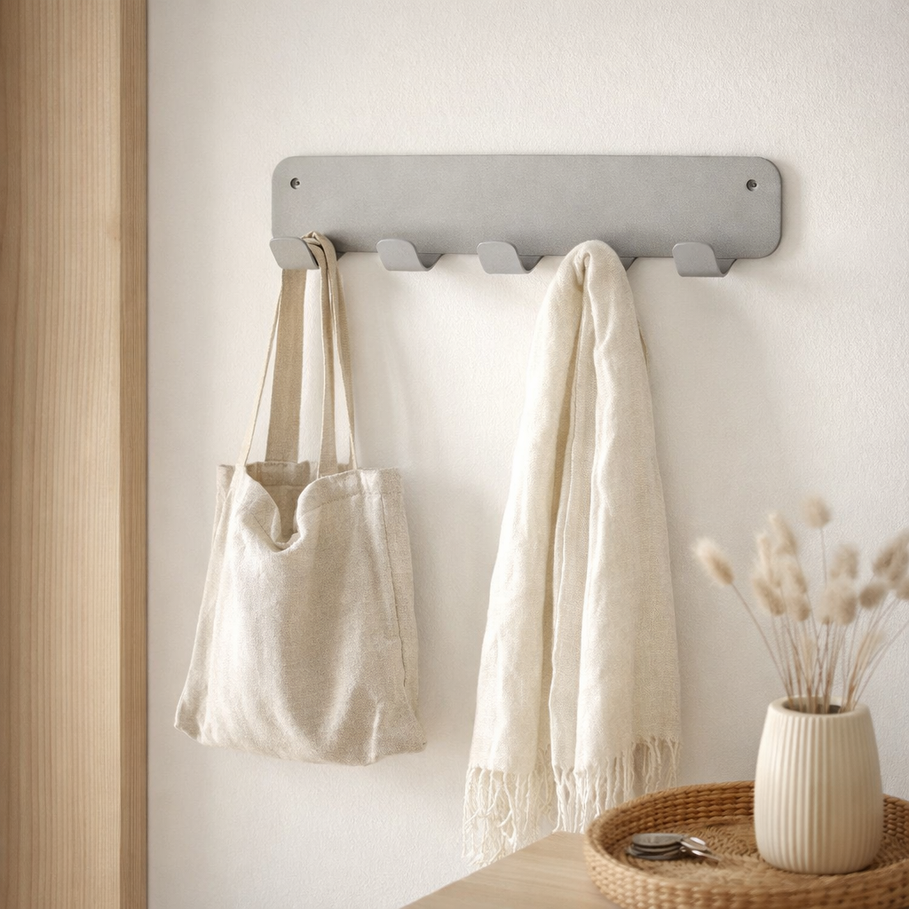 Gorillz Rounded Four Industrial Wall Coat Rack 4 Coat Rack Hooks - Gris en situation