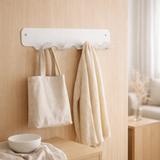 Gorillz Rounded Four Industrial Wall Coat Rack 4 Coat Rack Hooks - Blanc en situation