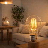Lampe filamentale à LED 6 set avec e14 version 8 watts, en métal et en verre, clair en situation