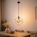 La lampe pendentielle canto, lampe suspendue en métal noir et or, socket e27, pour salle à manger, salon, couloir ou bureau, 26 x 26 cm en situation