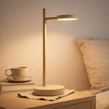 LED LED sans fil Lupa, 45 cm de haut, en aluminium laqué (amandes givrées, pantone 481 C) et en plastique blanc, à LED intégré, dimmable, capteur tactile. en situation