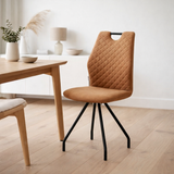 Chaise carlos noir tissu soft cognac en situation
