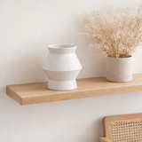 Vase moderne en céramique finition blanc brut, forme ronde angulaire, CUZCO 20 blanc en situation