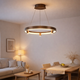 La lampe suspendue LED Tristan , lampe à pendule en métal moderne et le plastique en blanc en acier, les LED sont fermement installées. Avec environ 58 cm Øthie, un éclairage idéal pour le salon, la salle à manger ou la cuisine. en situation