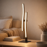 Lampe à table à LED Onda, lampe de table en métal et en plastique en noir, avec des LED fermement construites, éclairage pour le salon, le bureau ou le chevet Tableau 44 cm de haut en situation