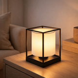 Lampe de table bêta blanche en métal avec parapluie de tissu en blanc, avec socket E14, lampe pour le salon, salle à manger, couloir et bureau, 15 x 15 x 17 cm en situation