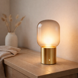 Lumière de table sans fil Albero Lumière de table décorative faite de métal et de verre de couleur en laiton avec des LED fermement intégrées, dimmables avec capteur tactile, 25 cm de haut en situation
