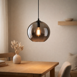 Le pendentif vaso, verre de lampe à balle, lampe suspendue, le métal et le verre de fumée en anthracite, socket e27, pour salle à manger, salon, couloir ou bureau, avec un Øvon 25 cm en situation