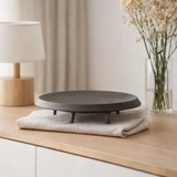 Nouvelle assiette design haut de gamme en céramique moderne East+West, OTA06BB en situation