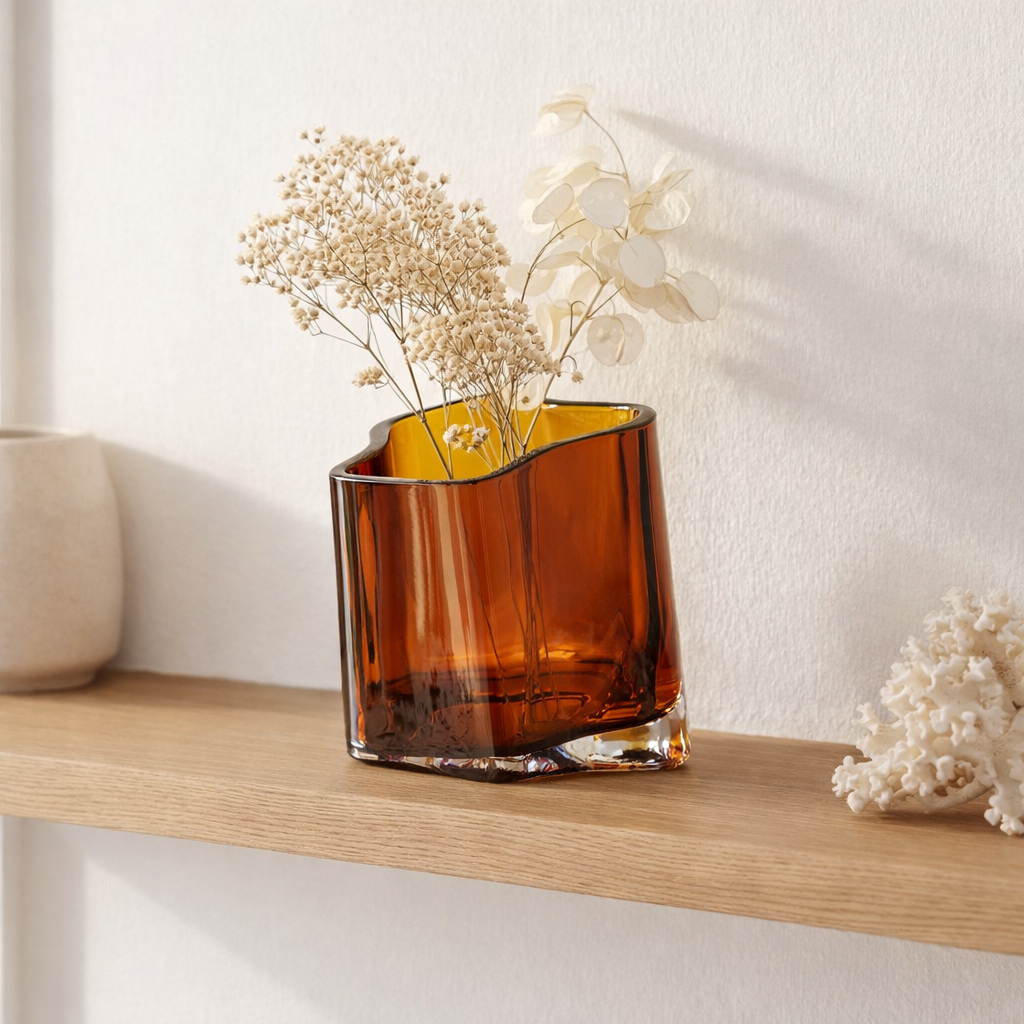 Nouveau vase au design moderne inspiré de CORAL et Aalto, COR13AM en situation