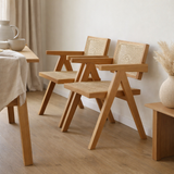 Chaise Chandigarh populaire - Style Pierre Jeanneret - Bois et rotin - haute qualité - Clear ou Walnut en situation