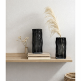 Vase cylindrique en verre de forme irrégulière, comme du bois noir. ABU30GR en situation