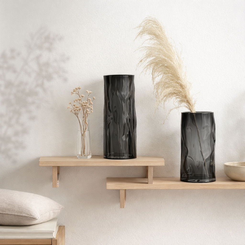Vase cylindrique en verre de forme irrégulière, comme du bois noir. ABU30GR en situation