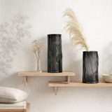 Vase cylindrique en verre de forme irrégulière, comme du bois noir. ABU30GR en situation