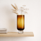 Vase cylindrique de luxe moderne sur base solide, design sobre, couleur ambre, OMA28AM en situation