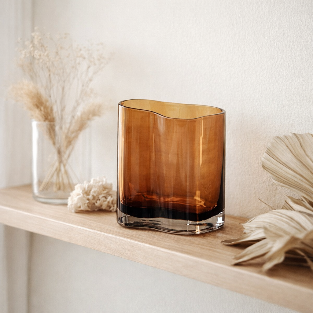 Nouveau vase au design moderne inspiré de CORAL et Aalto, taille moyenne, COR20AM en situation