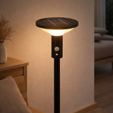 Lampe debout solaire LED Nora, pour l'extérieur, lampadaire - métal et plastique en noir, avec LED intégré en situation