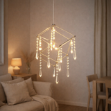 LED PRENDANT LAMP ARANEUS en métal et en plastique en chrome, avec des LED fermement construites, des dés de longueur latérale d'environ 15 cm, l'éclairage pour le salon, la salle à manger ou le bureau en situation