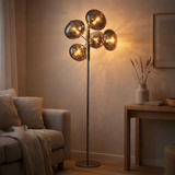 Lampe debout Orion fumé, environ 165 cm de haut, en chromé, en acier inoxydable et verre fumé, socket G9, éclairage pour le salon, la salle à manger ou le bureau. en situation
