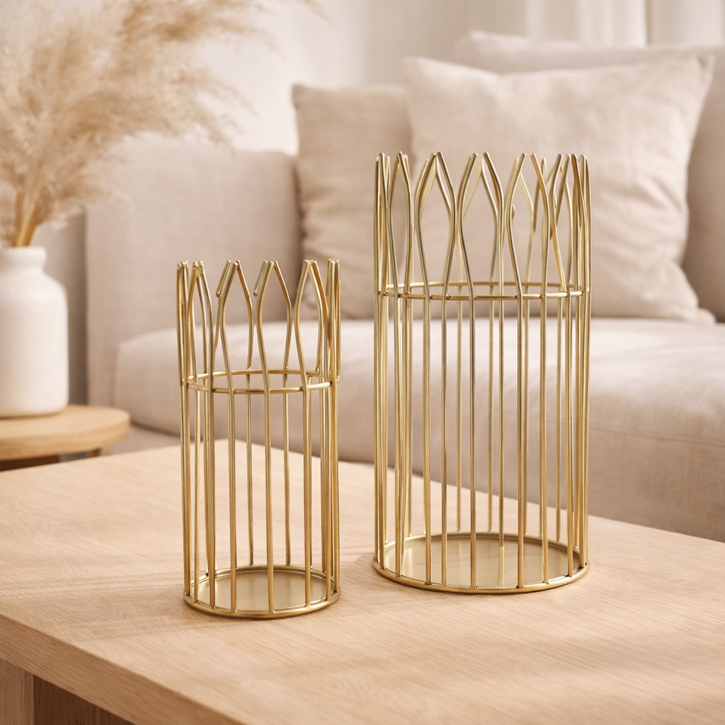 Ensemble de lanternes romantiques en 2 pièces avec insert en verre rond dans une élégante structure en fil noir ou doré en situation