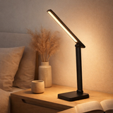 Lampe de table à LED moteur noir, métal et plastique, 38 cm de haut, dimmable, changeur de couleur CCT en situation