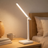Lampe de table à LED moteur blanc, métal et plastique, 38 cm de haut, dimmable, changeur de couleur CCT en situation