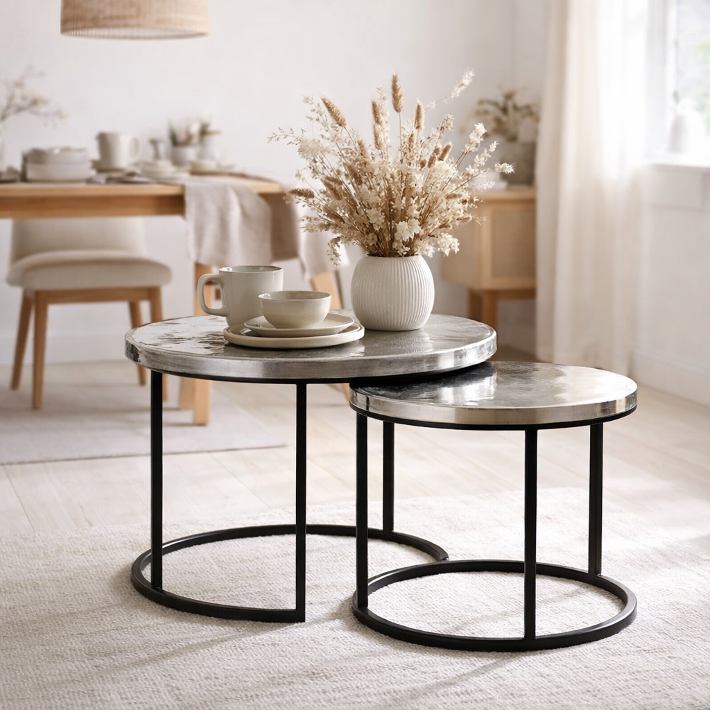 Ensemble de tables basses 2 pièces ø 55 et 45 cm table d'appoint en métal argenté tables rondes salon Carlton en situation