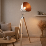 Lampe debout à trois pattes Christie en métal et blanc peint Hol, E27, 90-130 cm de haut en situation