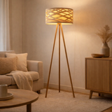 Lampe debout Finja en plastique / holzimitation de couleur naturelle, avec un éclairage de version E27 pour le salon, la salle à manger ou le bureau, 148 cm de haut en situation