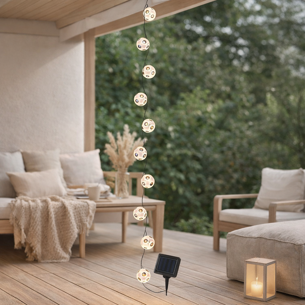 Textile de chaîne légère solaire LED 20 football, pour l'extérieur, chaîne légère-métal, plastique et textile en noir, avec LED intégrée en situation