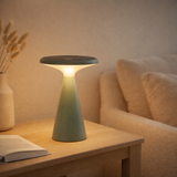 Lampe de table de batterie solaire Palu pour l'extérieur et à l'intérieur, en plastique en vert, 20 cm de haut en situation