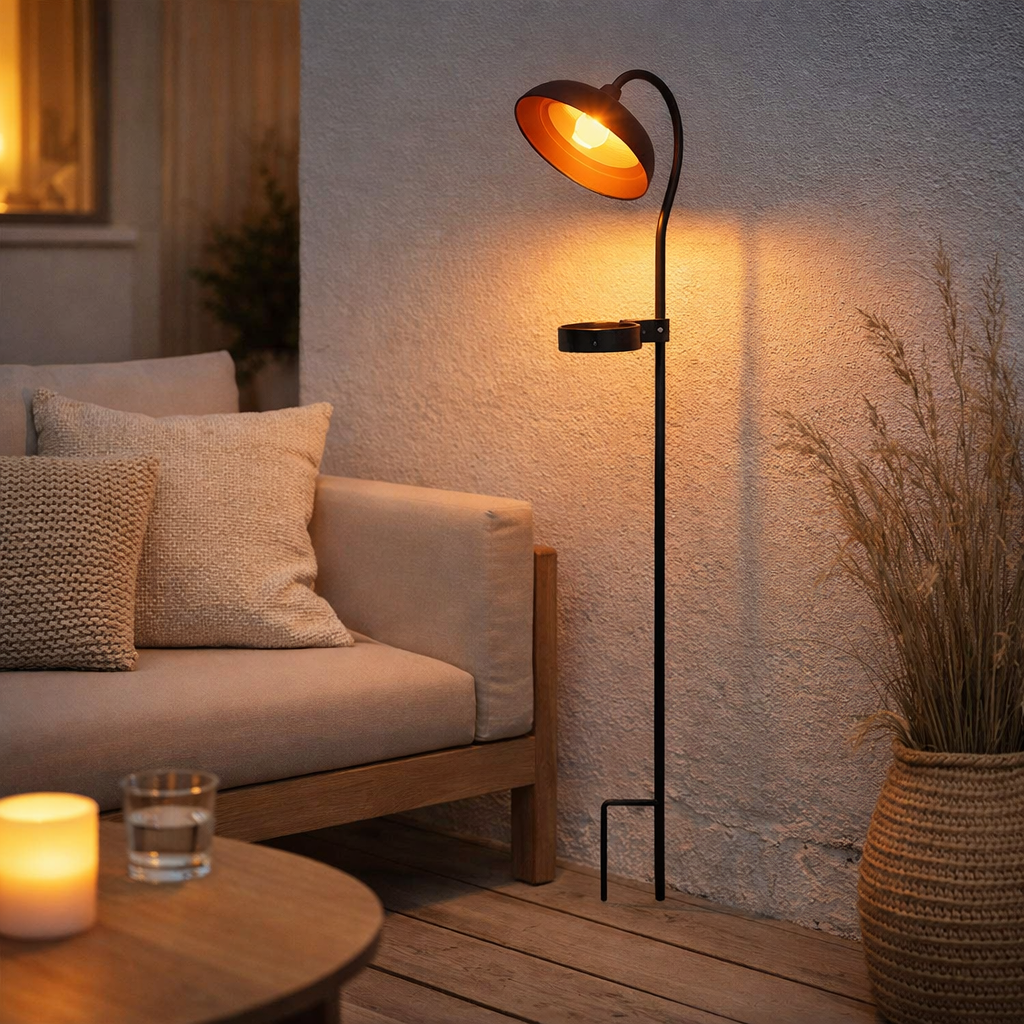 Lampe solaire LED Bowler avec une brochette pour le jardin et la terrasse en métal et en plastique en noir, avec des LED fermement construites, lampe solaire pour le jardin 86 cm de haut en situation
