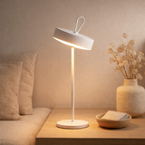 Lampe de table de batterie LED magnétiquement ella pour l'extérieur et à l'intérieur, en métal et en plastique en blanc, 35 cm de haut en situation