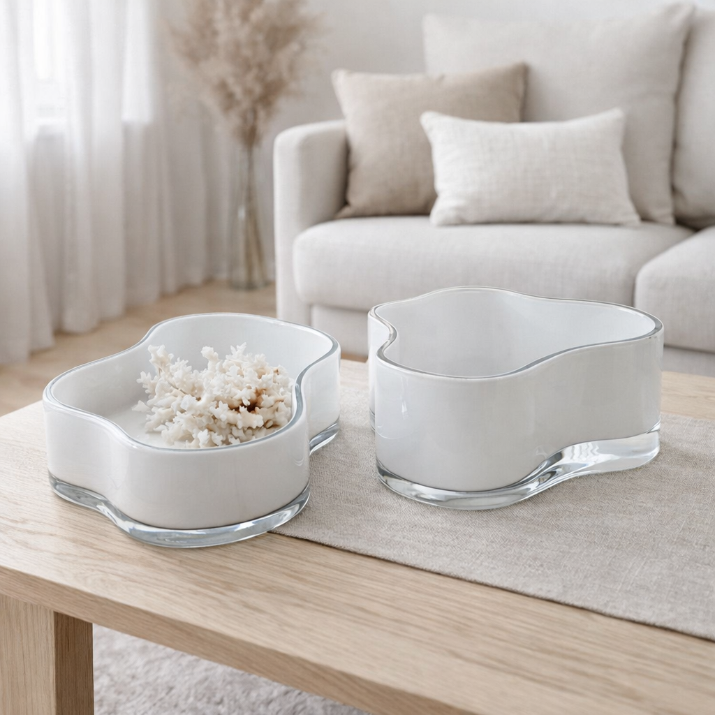 Nouveau grand bol ou assiette au design moderne, inspiré de CORAL et Aalto, COR08WH en situation