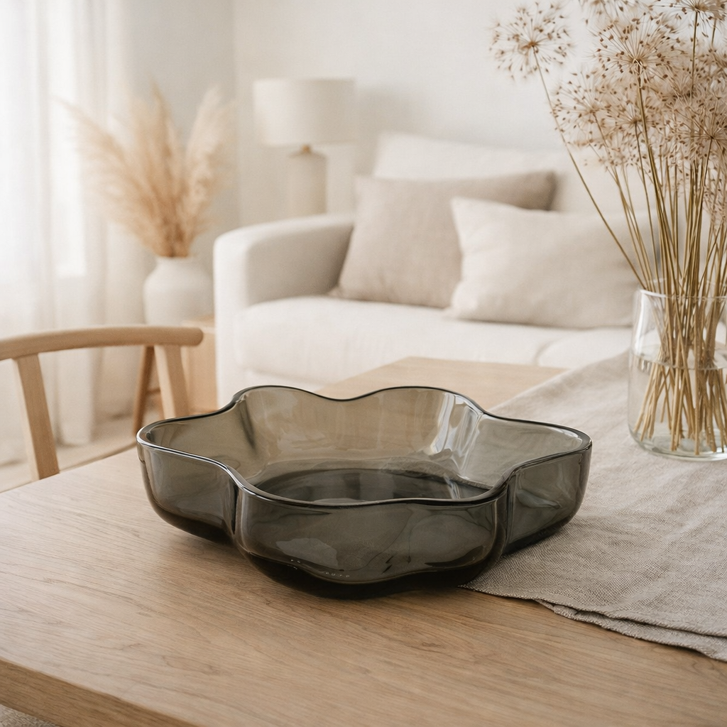 Nouveau grand bol ou assiette au design moderne, inspiré de CORAL et Aalto, COR08GR en situation