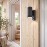 Applique d'extérieur ROMBE Up/downlight avec détecteur de mouvement en situation