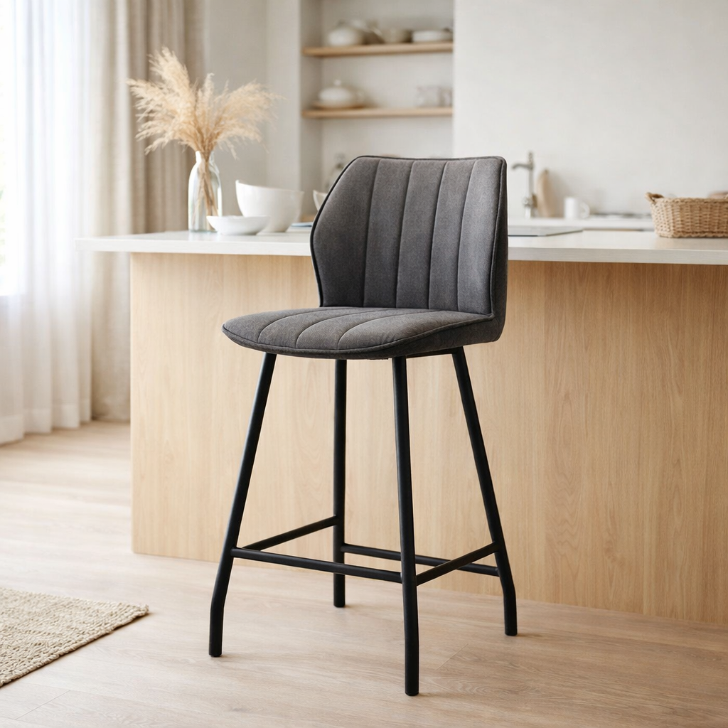 Tabouret de bar gino tissu noir galet doux en situation