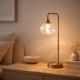 Lampe à table à LED Varna, lampe de table en métal en laiton et en verre irisé, LED fermement construit, 45 cm de haut, éclairage élégant pour le salon, la salle à manger ou le couloir en situation