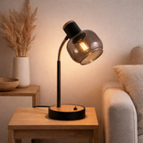 Lampe de table Fumoso, lampe de table en métal et verre en noir, avec socket E14, pour salle à manger, salon, couloir ou bureau, lampe de table 34 cm de haut en situation