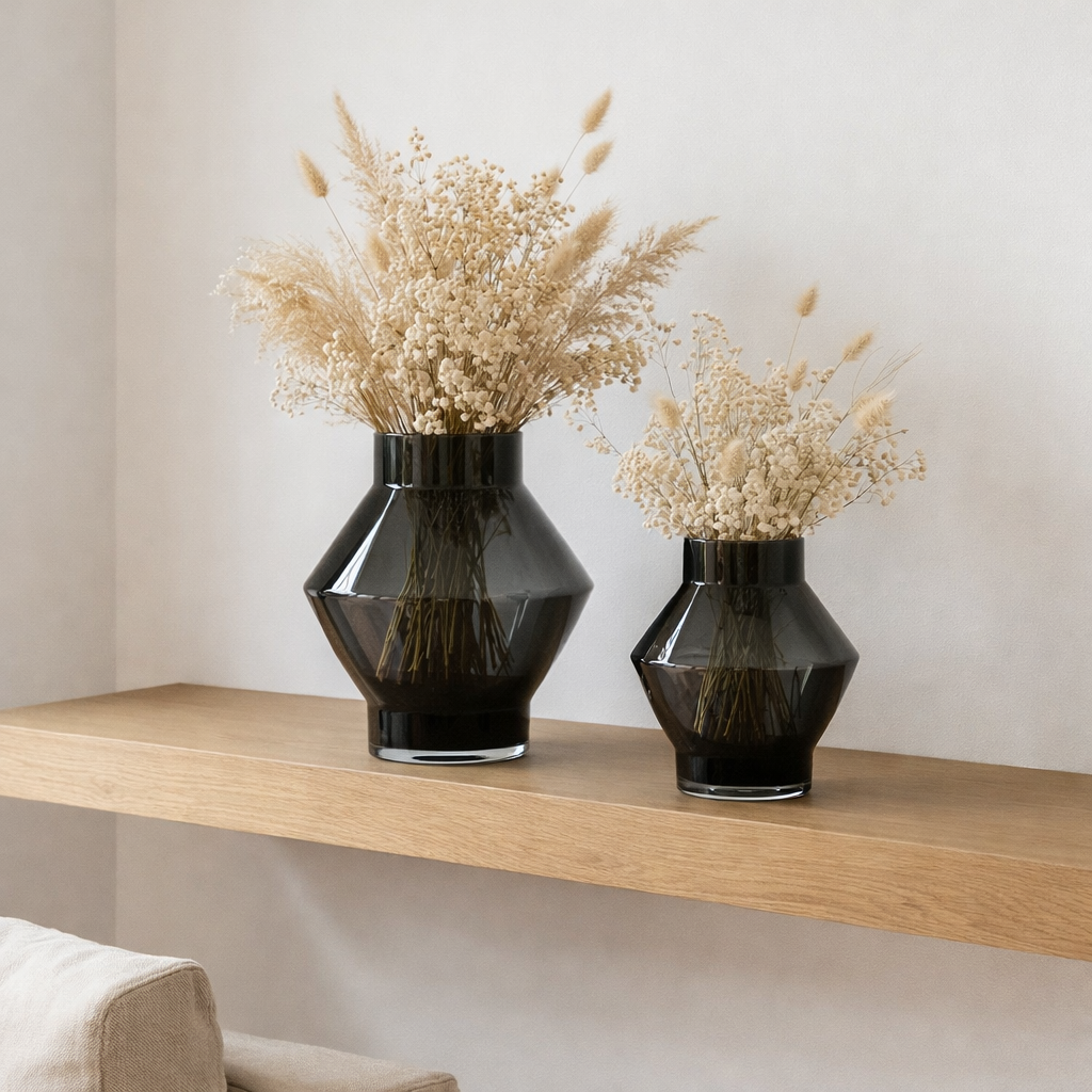 Vase au design moderne, best-seller tendance, verre gris foncé de haute qualité, CUZ11GR en situation