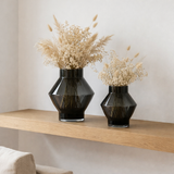 Vase au design moderne, best-seller tendance, verre gris foncé de haute qualité, CUZ11GR en situation